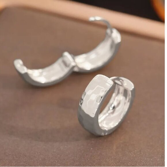 NEW Silver Plated hammered finish small Huggies hoop earrings - Picture 2 of 4